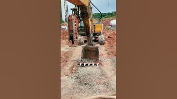 An Unconventional Trick: Cleaning an Excavator Bucket with a Vibratory Compactor