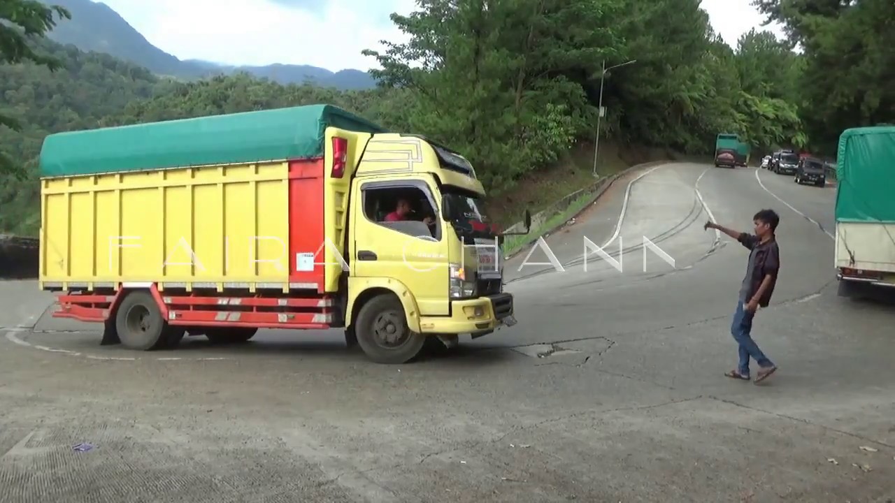 5 unit Truck CANTER PENGANGKUT BERAS Melewati Sitinjau Lauik