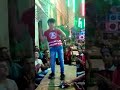 طفل يرقص على مهرجان خليج العطرين