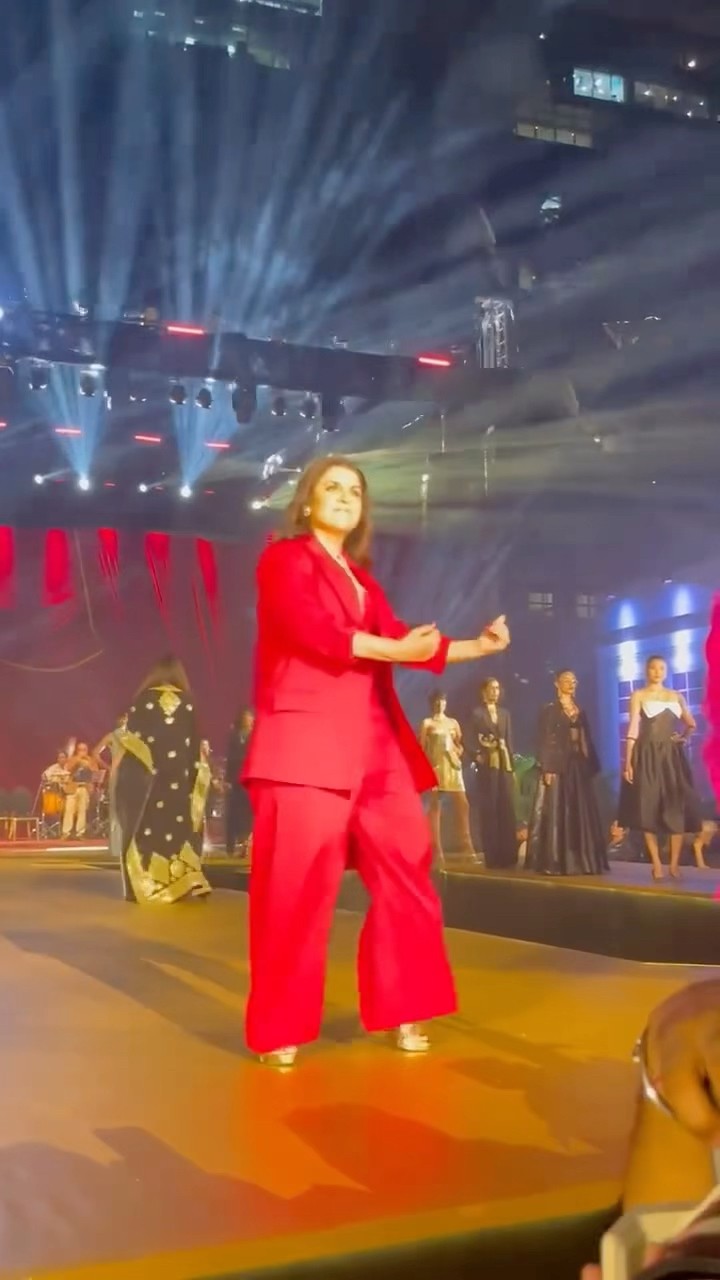 Farah Khan does the ICONIC STEP of Jooma Chumma on the RAMP? | #shorts #dance #bollywood