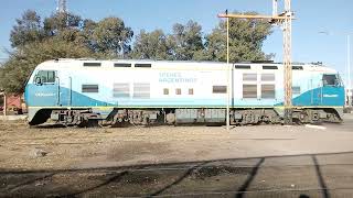 LOCOMOTORA DE TRENES ARGENTINOS MANIOBRANDO EN LA ESTACIÓN LA BANDA.
