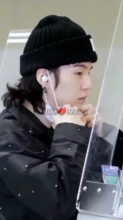 BTS' Suga casually ruffles his long hair at the airport and it's nothing  short of a K-drama scene - WATCH