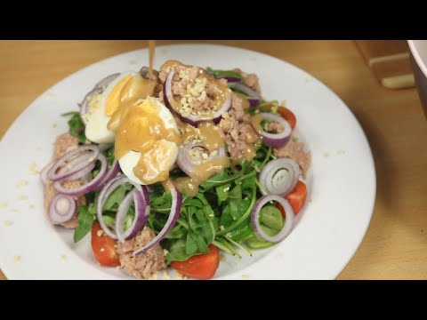 ვიდეო: მწვანე სალათი თინუსით და ბრაკონირებული კვერცხით