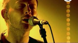 Video-Miniaturansicht von „Radiohead - How To Disappear Completely | Live at Canal Plus 2001 (1080p, 50fps)“