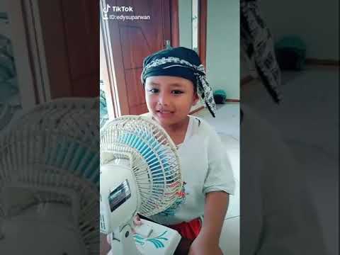 Video: Kipas Tatu Memotong Hidung Dan Telinga Untuk Menyerupai Kerangka