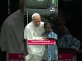 Cameroun : l’élan spontané d’une jeune fille qui court enlacer le pape Léon XIV｜TF1 INFO