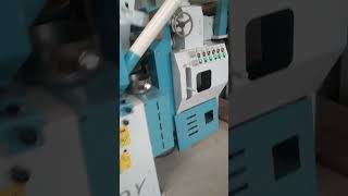 How does this machine grind rice into rice?