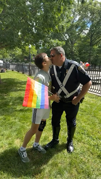 gay police officer 👮‍♂️🏳️‍🌈