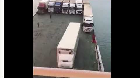 Tài xế container lùi chuồng đỉnh cao