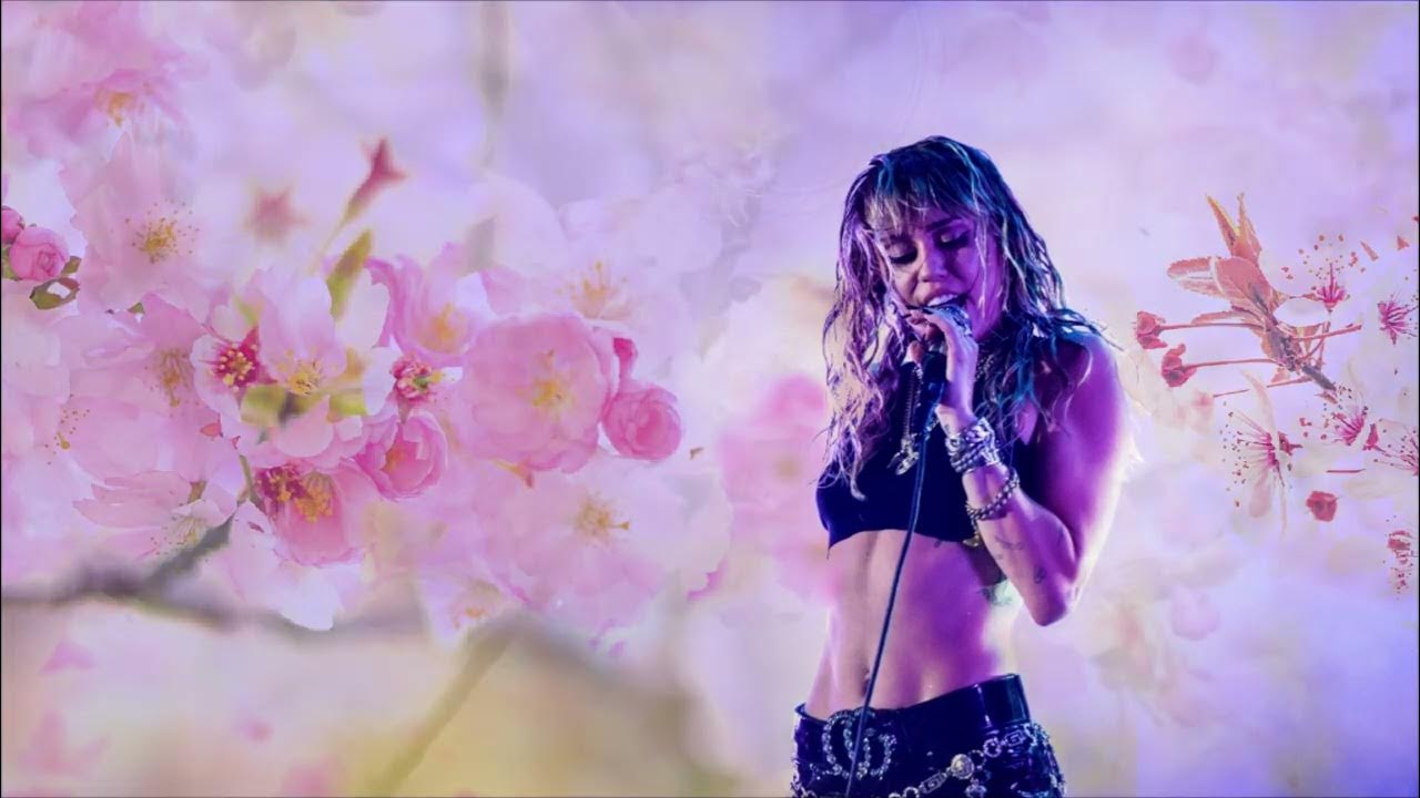 Қызға куннилингус беретін ресейлік қожайын бейнеленген порно көру.