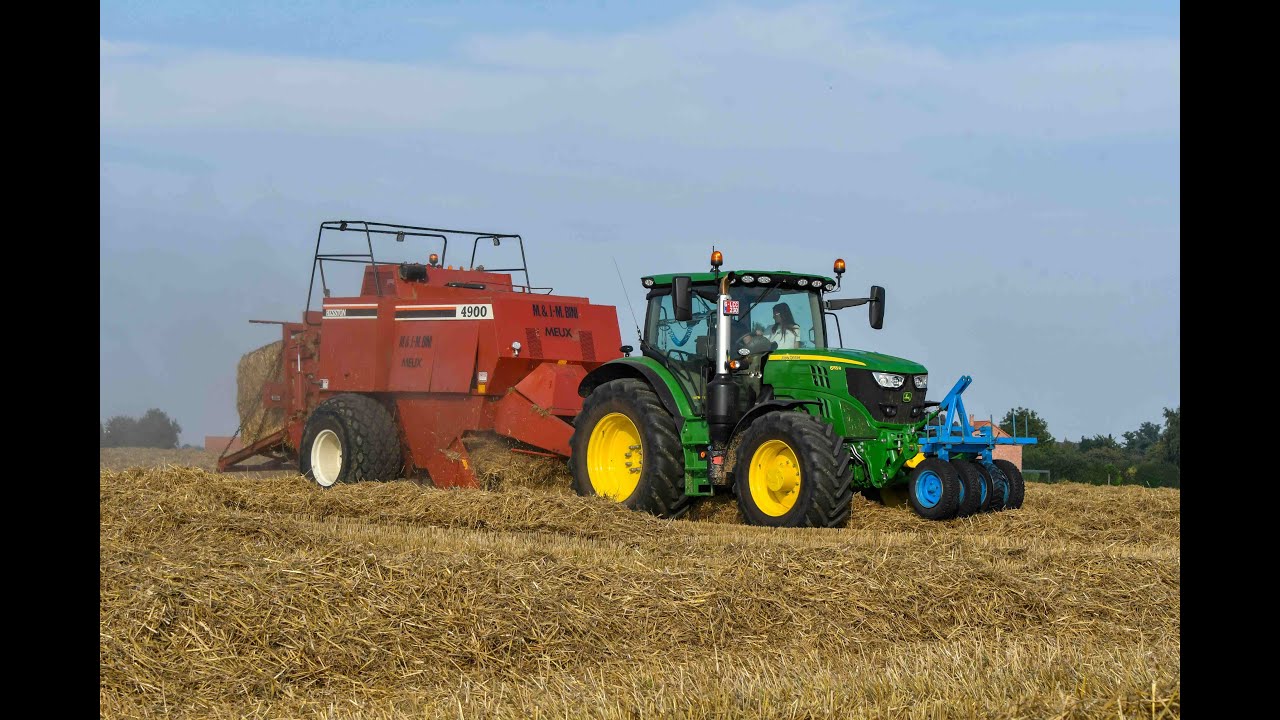 John deere 6155R au pressage des pailles avec presse Hesston 4900