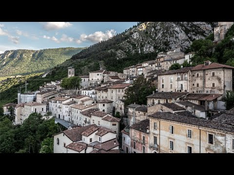 Men tashlandiq italiyalik arvoh shaharni kashf etdim - hamma narsa qolgan yuzlab uylar