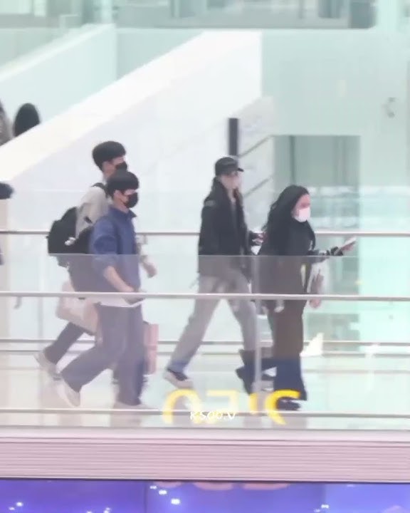 V's reaction on Jisoo jumping in airport 😜😍🥰 #jisoo #kimtaehyung #vsoo #taesoo