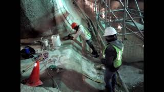 Trabajando En El Tunel Del Tren Suburbano De Toluca