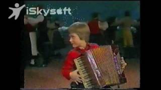 Anders Larsson 6 år spelar dragspel chords