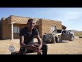 Wani Matashi 'Dan Kasar Afirka Ta Kudu Ya Na Hada Wasu Abubuwan Mutum-mutumi Da Tarkacen Kaya