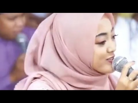 Wanita Cantik Berjilbab Menyanyikan Lagu Sholawat