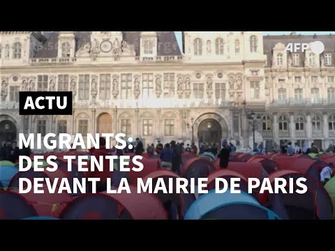 250 étrangers sans logement installent des tentes devant la mairie de Paris | AFP
