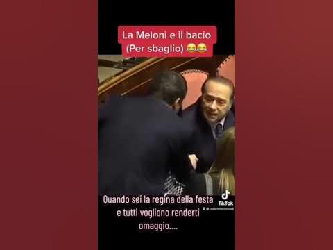 La Meloni e il bacio (per sbaglio) - YouTube