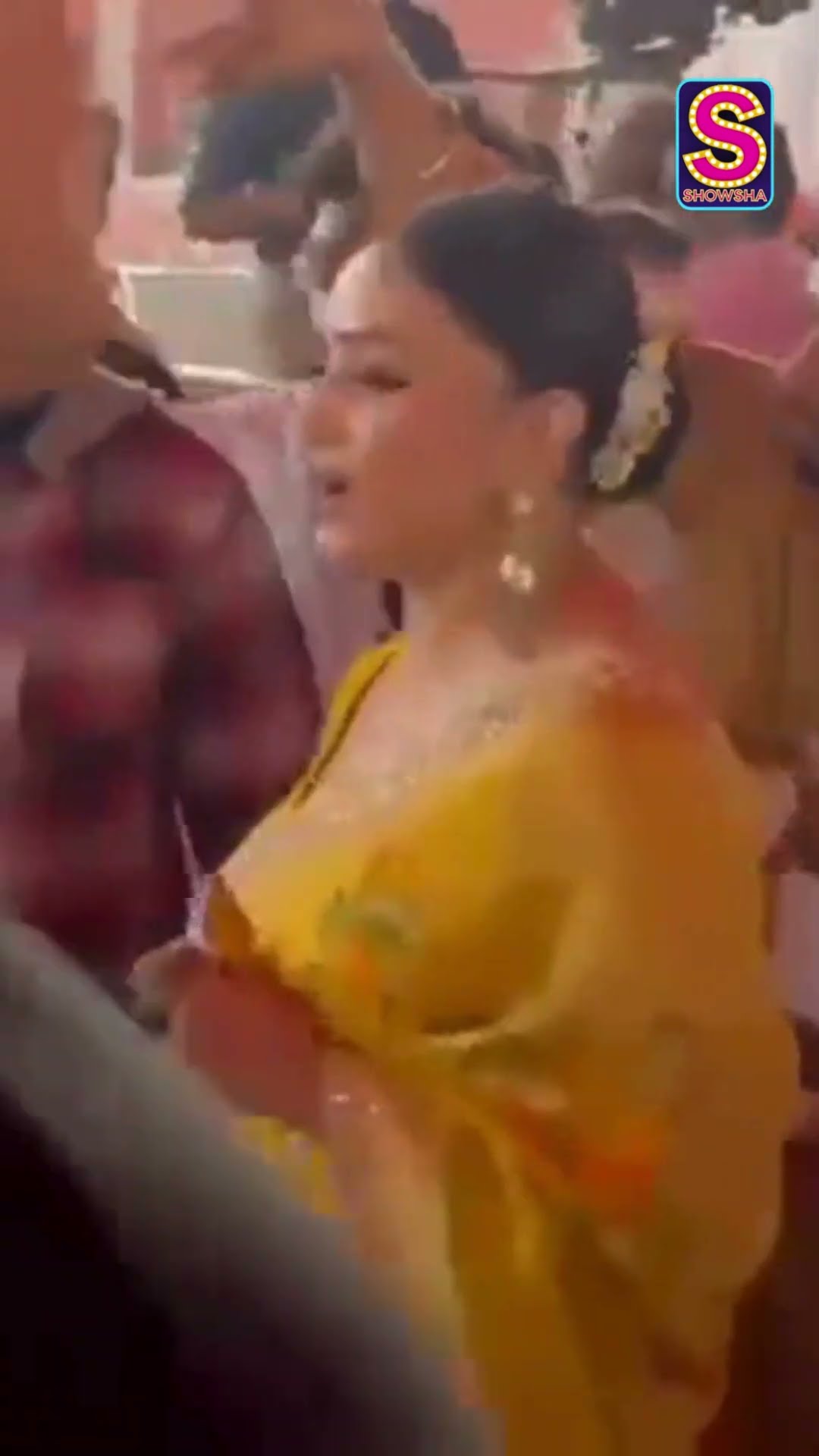 Madhuri Dixit And Shah Rukh Khan Share A Warm Hug At Devendra Fadnavis's Oath Ceremony | N18S