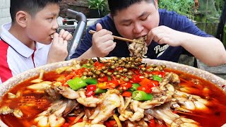 Big Fat Stewed 20 Jin Bullfrog for His Son's Birthday  Full of a Pot of Spicy and Spicy Taste  Eat