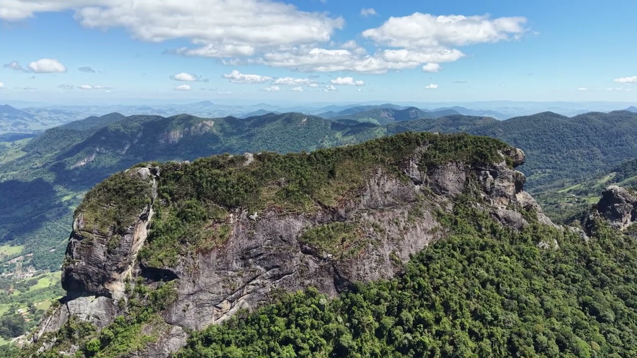 Sobrevôo com drone dji mini 5 pro na pedra do baú lugar incrível a natureza nos surpreende..