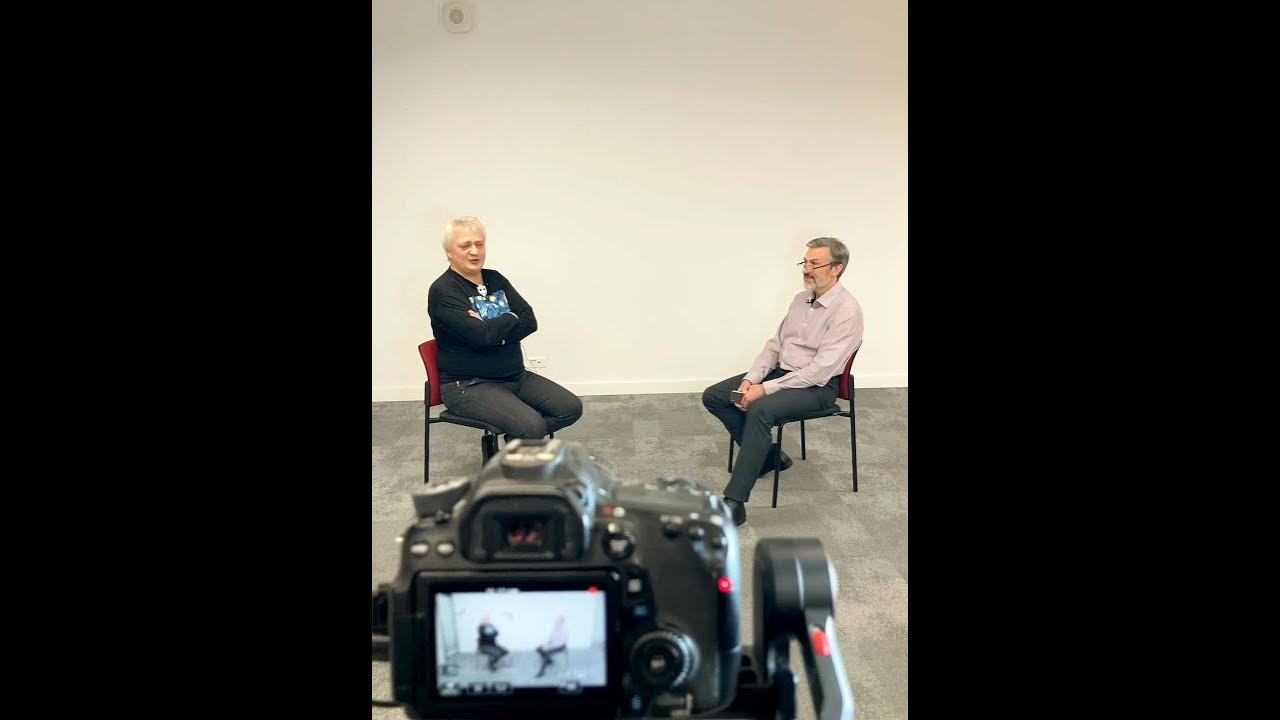 Секрет интервью. Интервью мультяшное. Интервью с красивой девушкой. Секрет интервью. Человек на собеседовании.