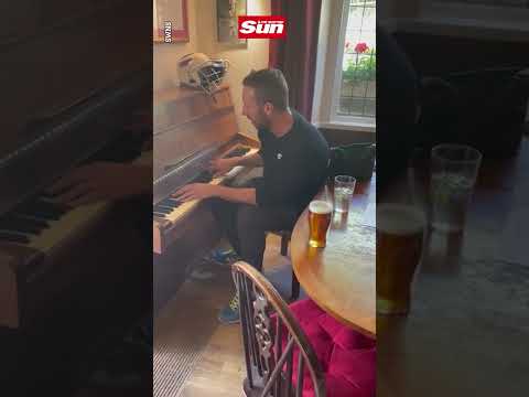 Chris Martin surprise appearance in Somerset pub singing Coldplay classic to engaged couple #Shorts