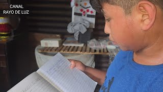 Al niño RECICLADOR, ya le cambió la expresión de su cara! Va bien en la escuela! Vea la Bendición