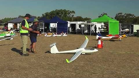 Modern Jerilderie Aerotow 2017 - Take 2. Mostly large RC gliders.