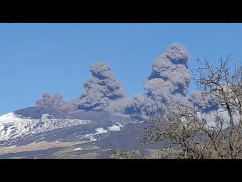 Видеоролик: На Сицилии извергается вулкан Этна