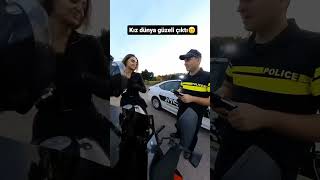 Yabancı Polisin, durdurduğu motorcu kadını görünce yaşadığı anlar sosyal medyada viral oldu.