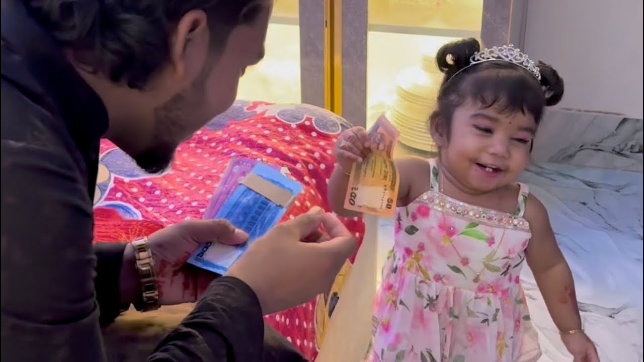 ঈদ মোবারক সবাইকে সোহা মামুনি সবার কাছ থেকে ঈদ সেলামি নিচ্ছে।