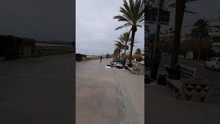 manteros, ( 30) en el paseo de Sitges. Pregunto, donde hacen sus necesidades???