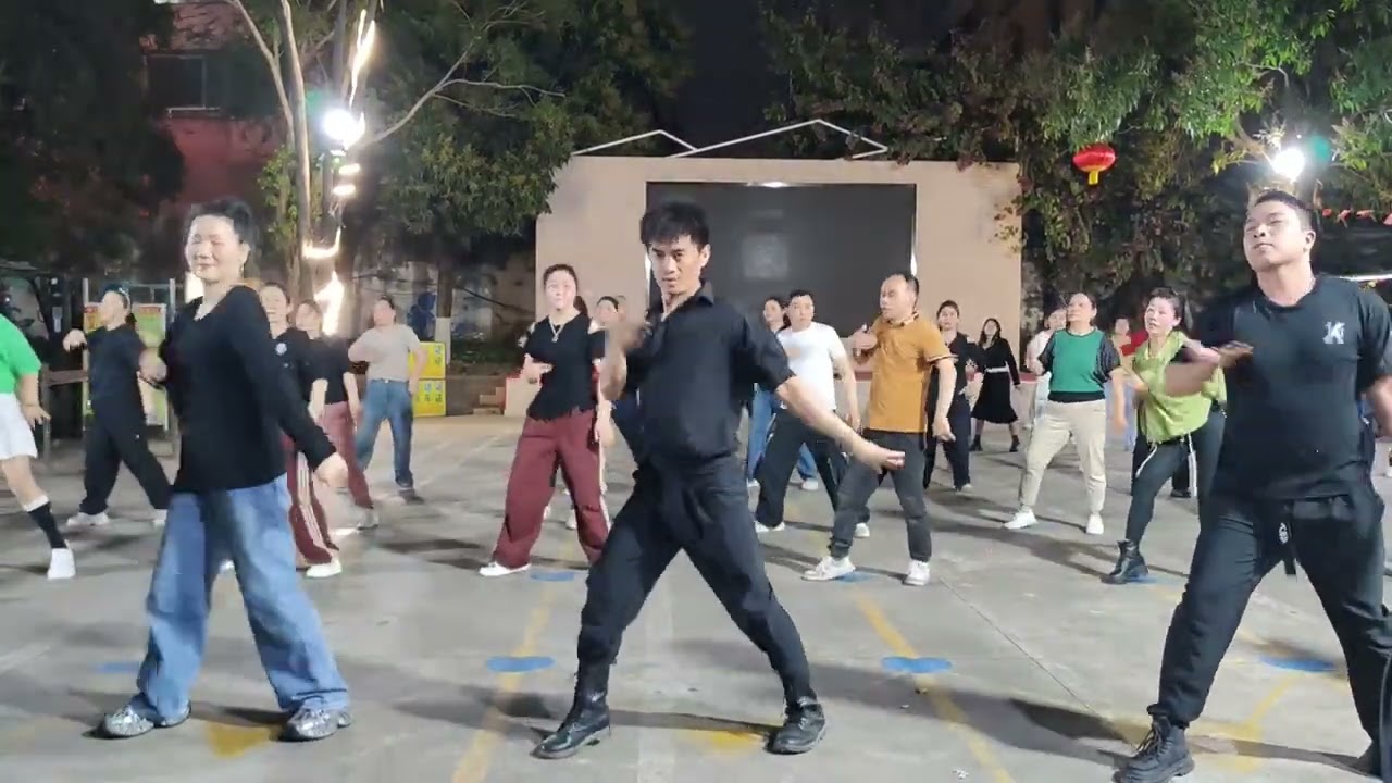 廣場舞《凡人歌》夜晚街頭的街舞派對，動感十足！