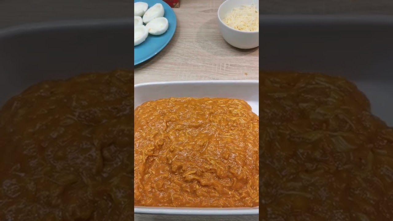 Gratén de huevos rellenos de pollo