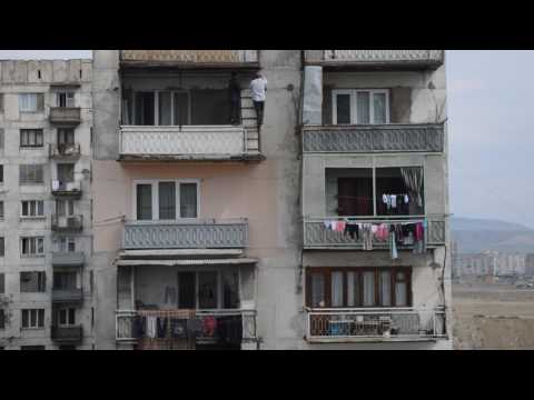 adamiani oboba :) მე 7 სართულის მოაჯირებზე ისე დადის გეგონება ნიახური იყოს ეს ჩემის ოხრახუშა :)))