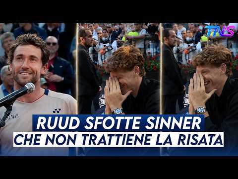Video CASPER RUUD SFOTTE SINNER DURANTE LA PREMIAZIONE DEGLI INTERNAZIONALI DI ROMA: LUI SCOPPIA A RIDERE