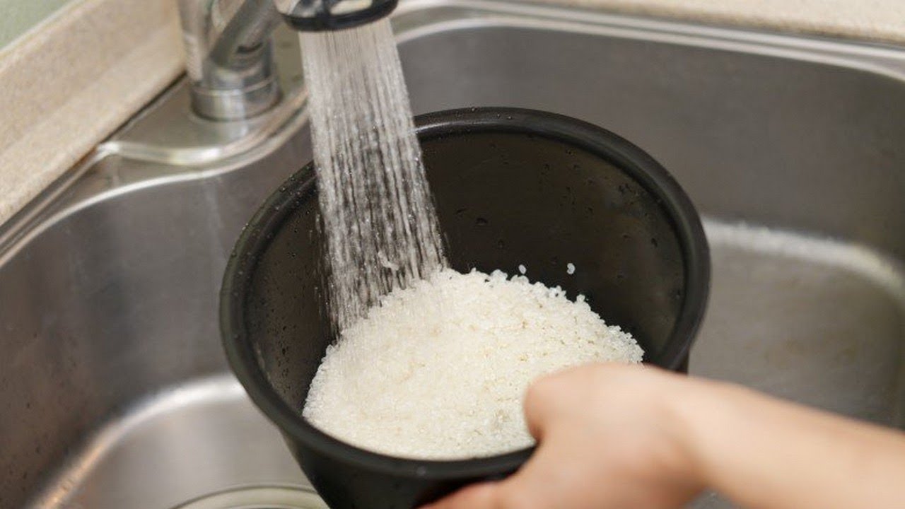 Рис для плова нужно промывать. Замоченный рис. Промыть рис. Не промытый рис. Промывка риса для плова.