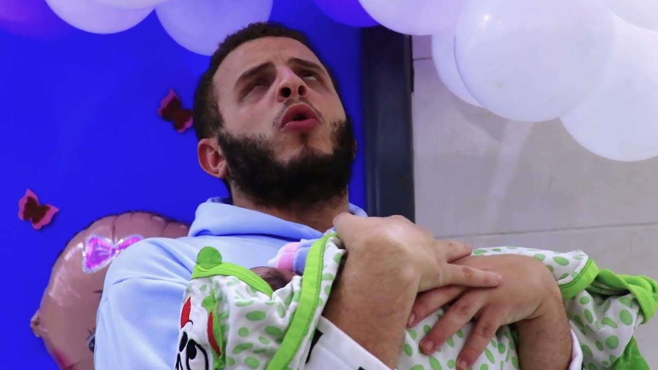 شاهد شاب يقراء القران فى المستشفي لم مسك اول مولد له 💕😊