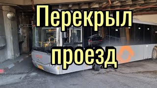 Автобус застрял на перекрестке