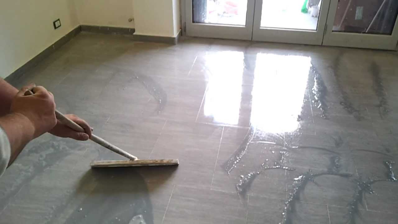 Arrotatura, piombatura e lucidatura di un pavimento in marmo ... Decorazione pavimento Lucido