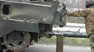 公道で走行不能になった戦車の回収作業