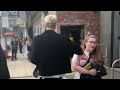 Capture de la vidéo Machine Gun Kelly Touches Fan's Shoulder As He Walks By