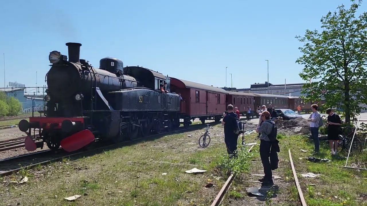 SÅS ånglok S1 1921 och diesellok T23 113 i Västberga industriområde