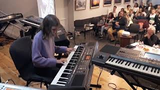 Szabó Emma: szintetizátor-keyboard előadása