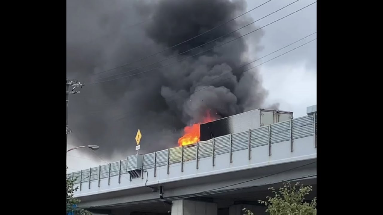 速報】激しく燃え上がる黒煙と炎…道央自動車道でトラックが炎上 ケガ人