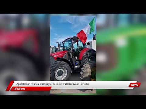 Agricoltori in rivolta a Battipaglia: decine di trattori davanti lo stadio