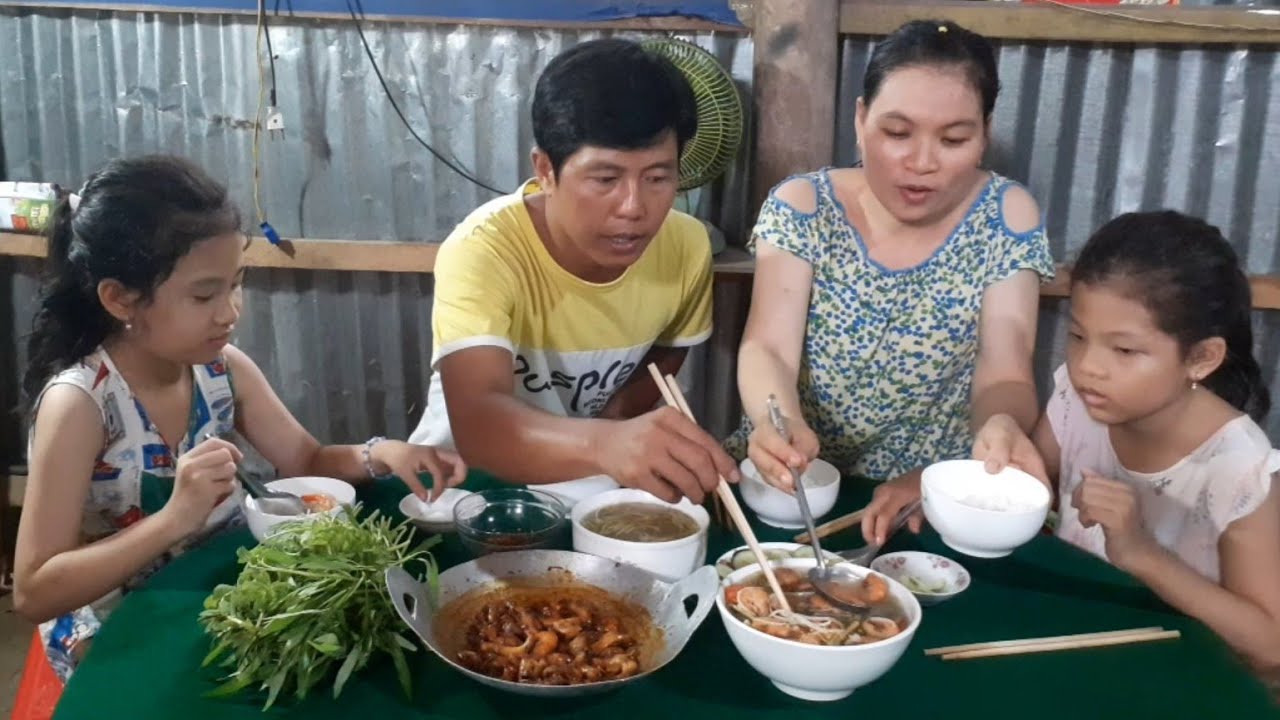 Tranh Thủ Làm Bữa Cơm Sáng Cho Hai Con Đi Học Khi Ông Bà Nội Vắng Nhà| Tkq  & Family T633 - Youtube