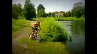 Стрибки у воду на велосипеді